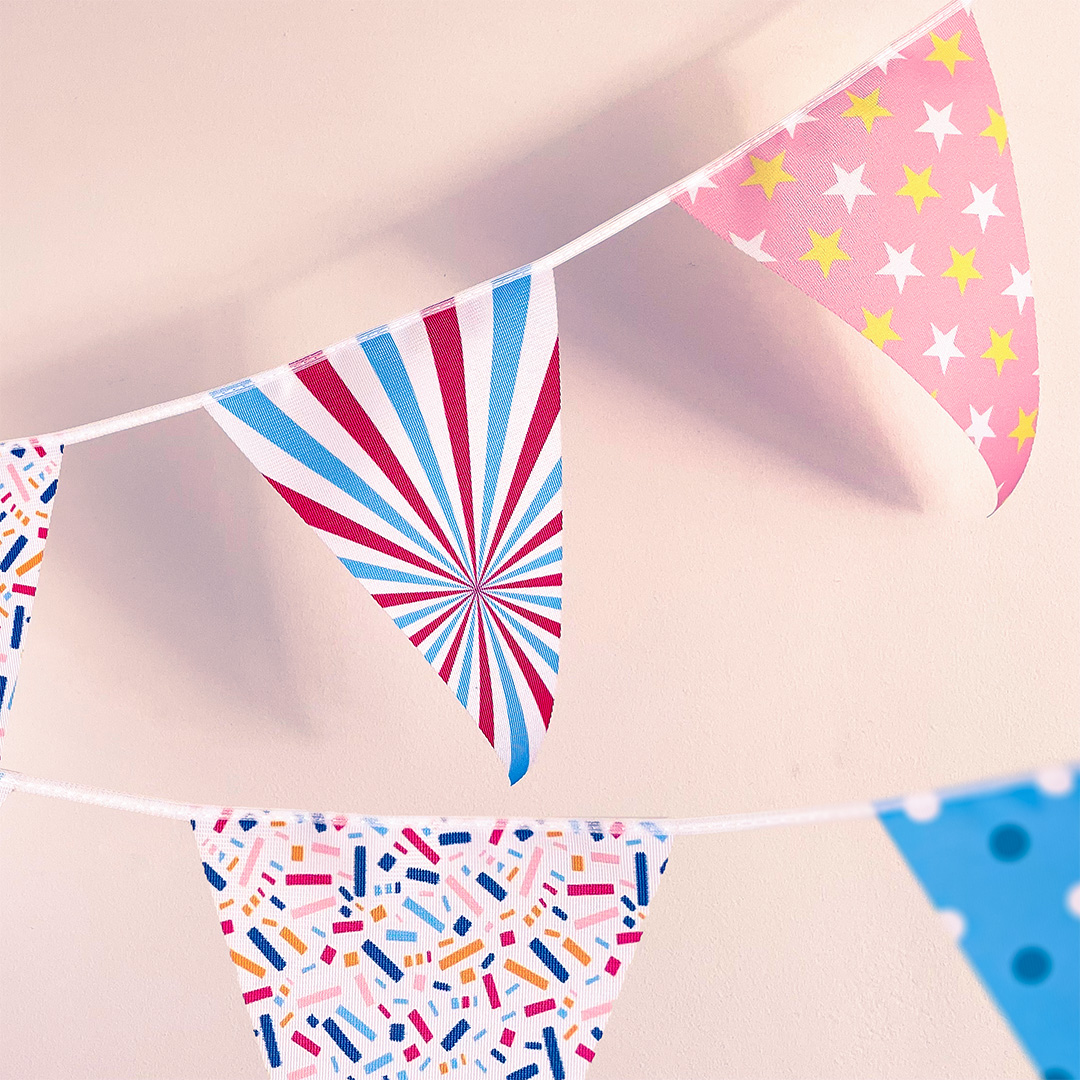 Guirlande publicitaire en tissu maille résistante pour une utilisation en extérieur